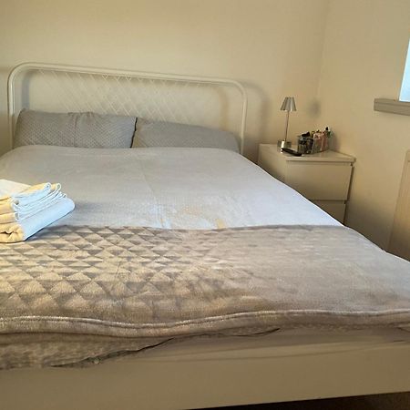 Comfy, Cosy Small Double With Wi-Fi Earley ภายนอก รูปภาพ