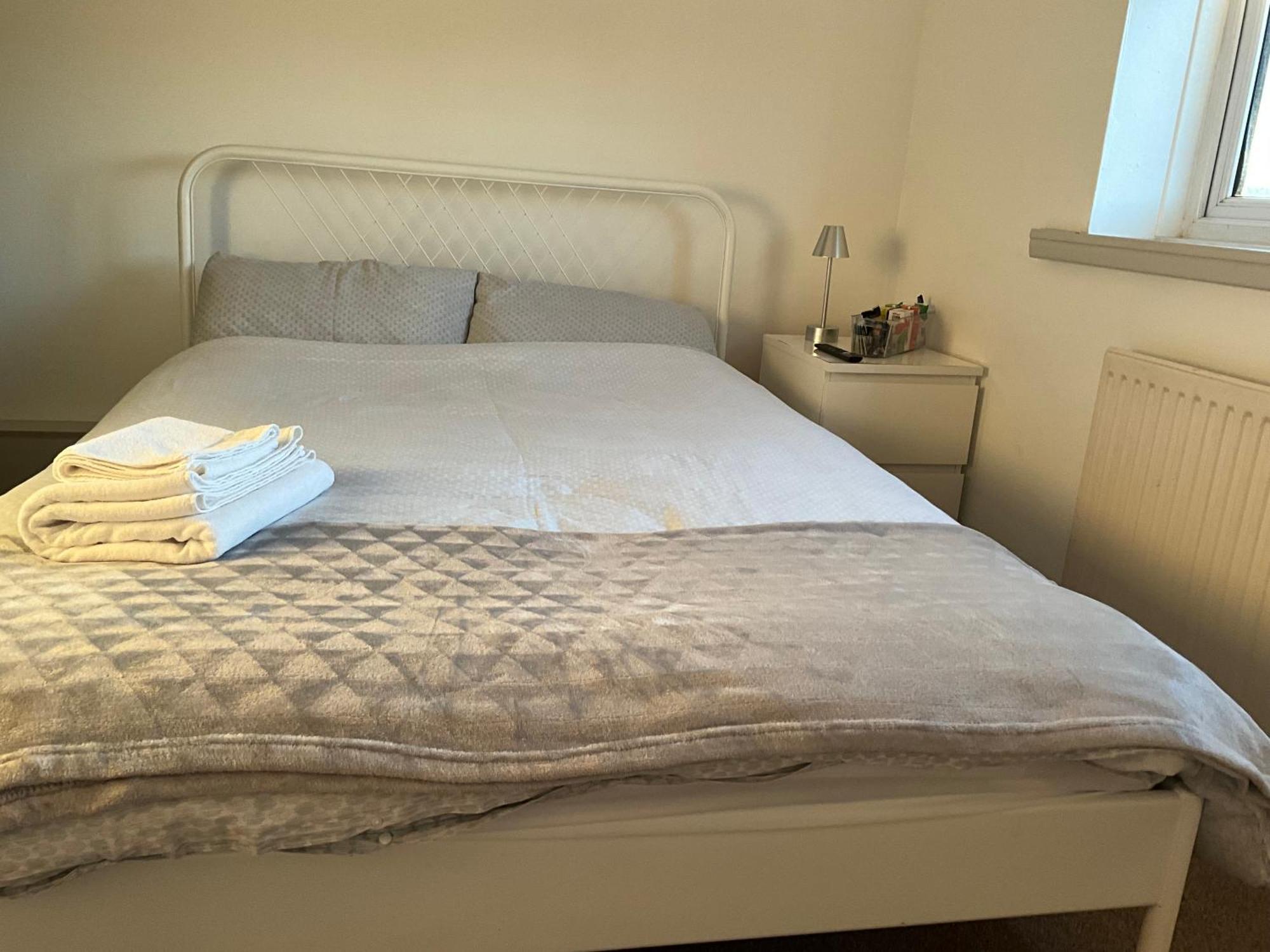 Comfy, Cosy Small Double With Wi-Fi Earley ภายนอก รูปภาพ