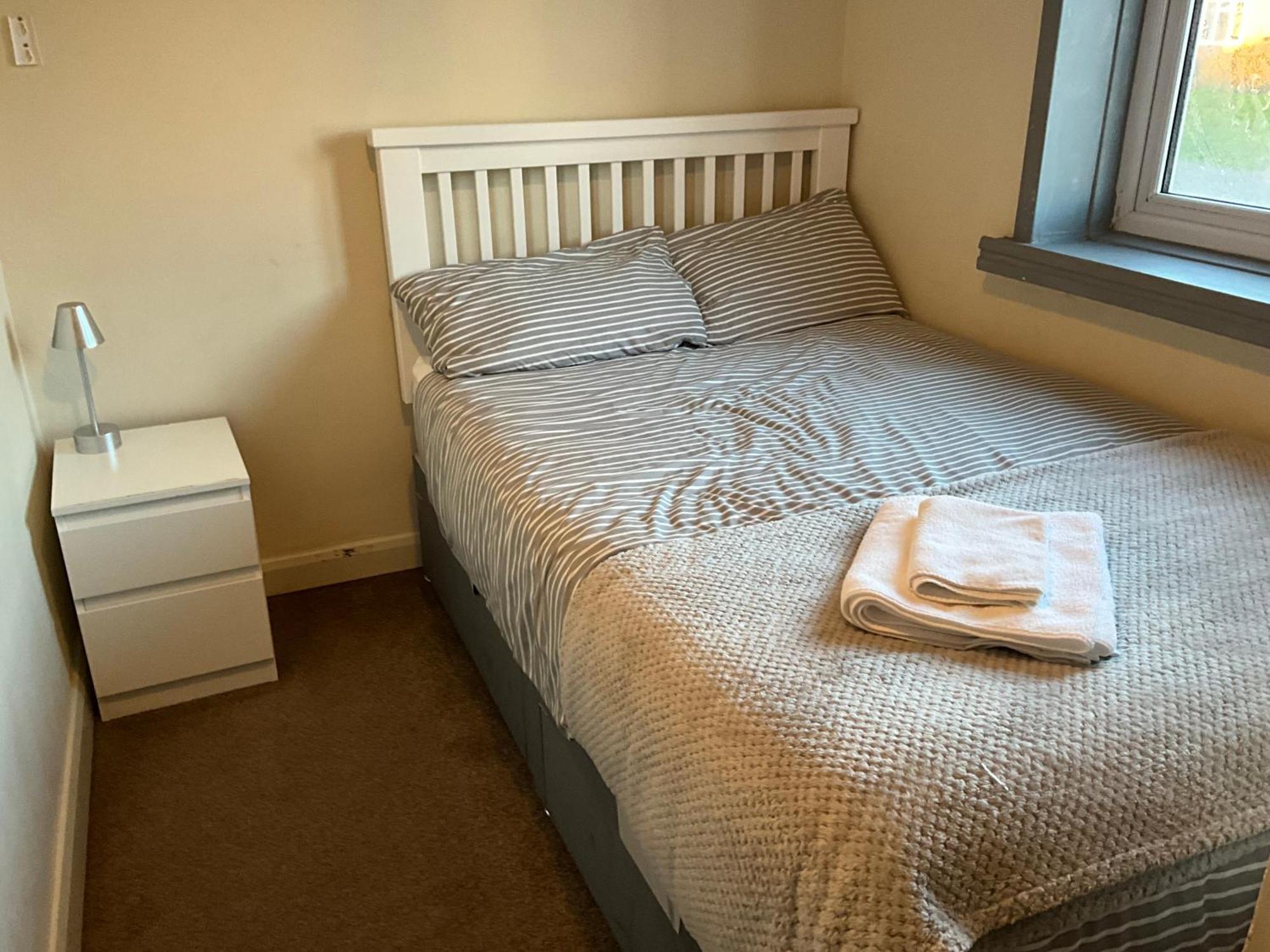 Comfy, Cosy Small Double With Wi-Fi Earley ภายนอก รูปภาพ